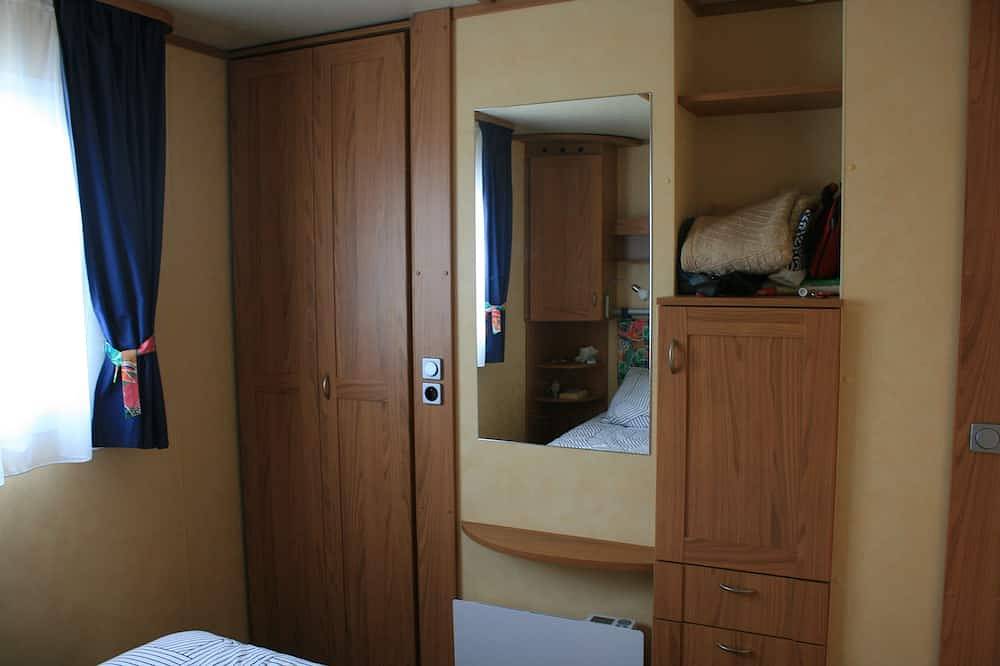 M de la plage sur petit camping privé in Ambon, Côte des Mégalithes
