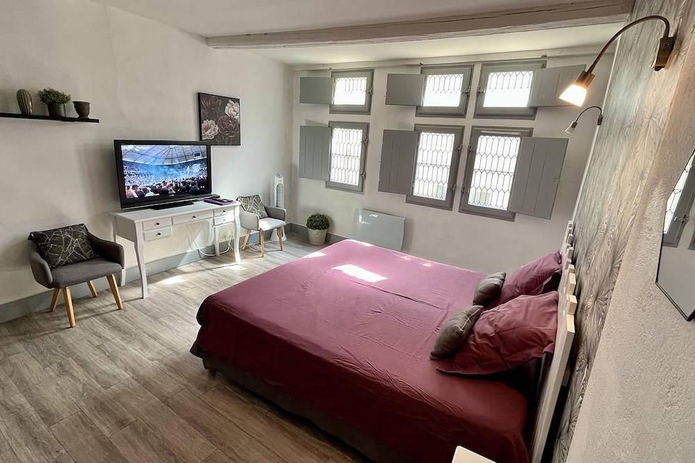 Geheel appartement, 'The Fenestrelle' appt in superb stone house in centre Uzès in Uzès, Nimes en omgeving