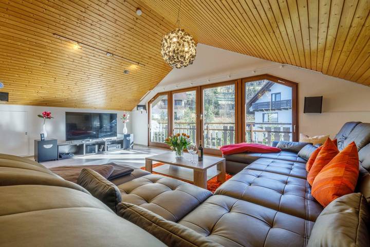 Ferienhaus für 20 Personen, mit Balkon/Terrasse und Terrasse sowie Whirlpool und Garten in Feldberg