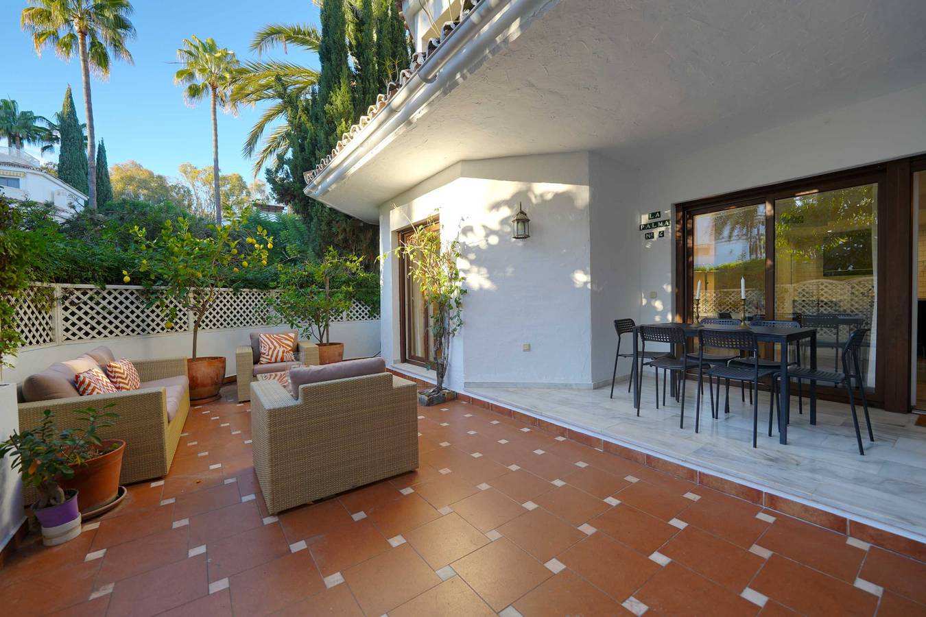 Ganze Wohnung, 2039 Cozy Beachfront Apartment on Golden Beach in Marbella Ost, Marbella