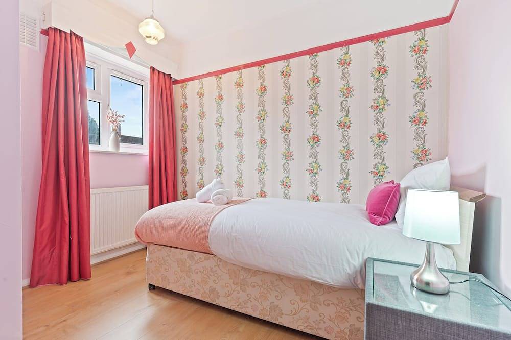Beautiful 5 Bedroom House with free parking,penn rd in Aylesbury, Buckinghamshire