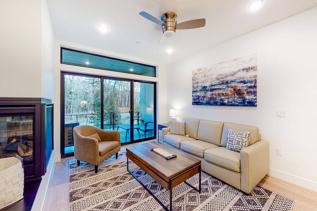 Ganze Wohnung, Ground-Floor, Riverfront Getaway with a Gas Fireplace, Wifi, & Furnished Patio in Silverthorne, Arapaho and Roosevelt National Forests