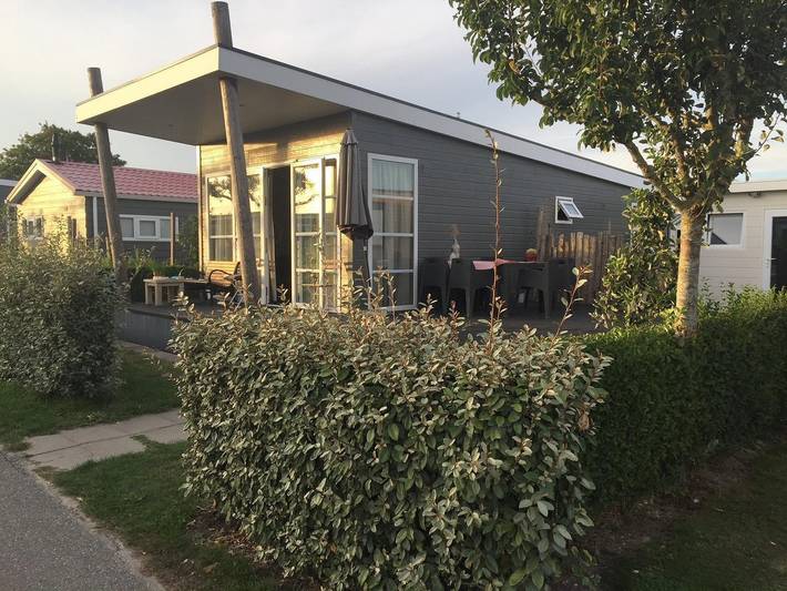 Chalet voor 6 personen, met terras en balkon/terras in Oostkapelle