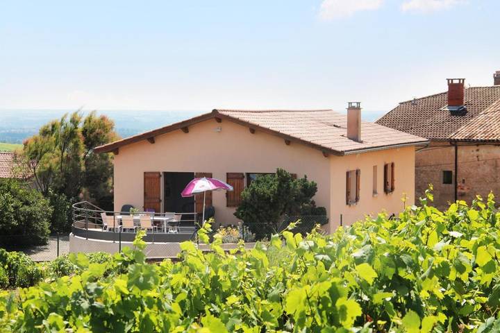 Location de vacances pour 8 personnes, avec Balcon et Terrasse ainsi que Jardin et Vue à Odenas