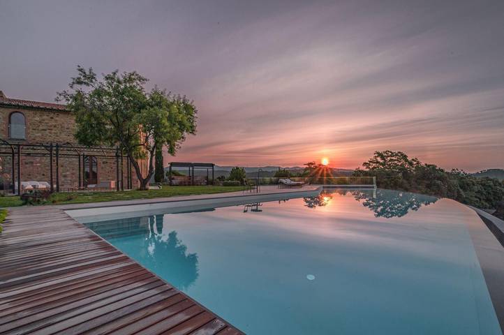 Ferienhaus für 12 Personen, mit Garten und Whirlpool in Riparbella
