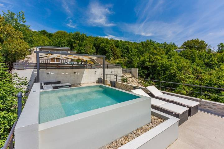 Villa für 4 Personen, mit Balkon und Terrasse sowie Whirlpool in Crikvenica