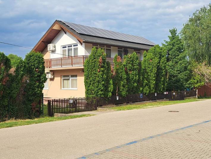 Ferienwohnung für 8 Personen, mit Garten und Balkon, kinderfreundlich in Balatonboglar