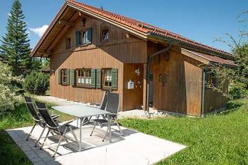 Ferienhaus für 4 Personen, mit Garten und Terrasse sowie Pool und Sauna, mit Haustier in Nesselwang