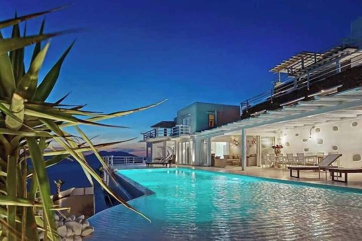 Villa for 16 people, with balcony in Agios Stefanos