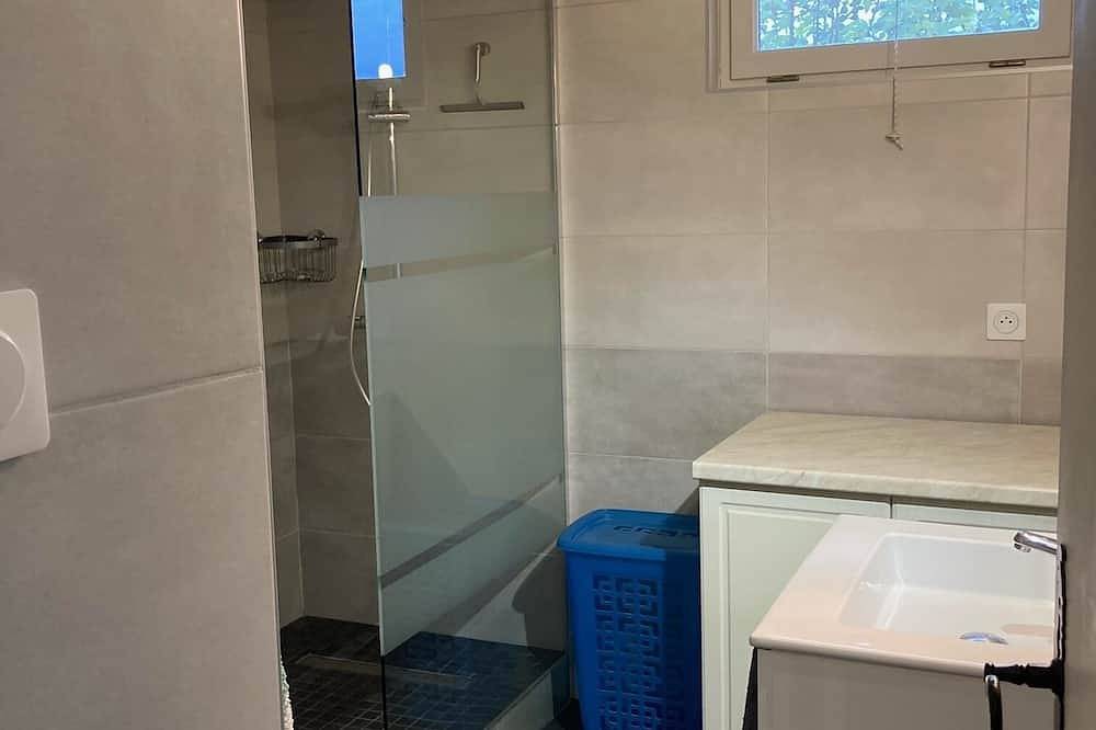 Ganze Wohnung, 61m² apartment, 3-star rating, air-conditioned, in the countryside, large plot, quiet location in Sarrians, Vaucluse