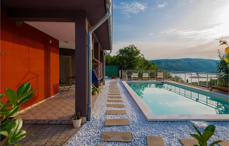 Moderne 2-Zimmer-Wohnung mit Pool, Terrasse und WLAN in der Nähe des Flusses Ričina in Makarska Riviera