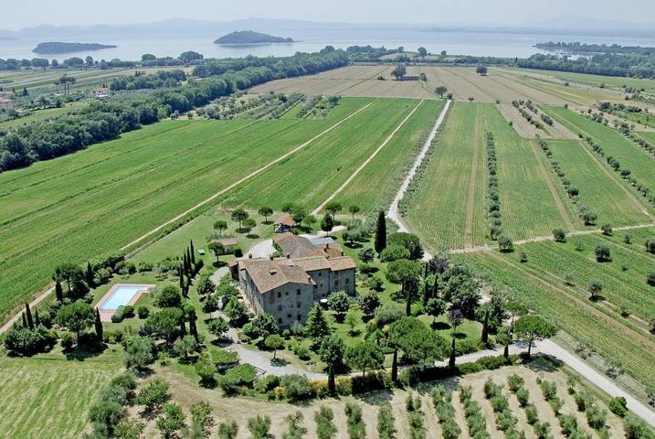 Agriturismo per 4 persone, con Terrazza e Giardino nonché Piscina e Sauna a Tuoro sul Trasimeno