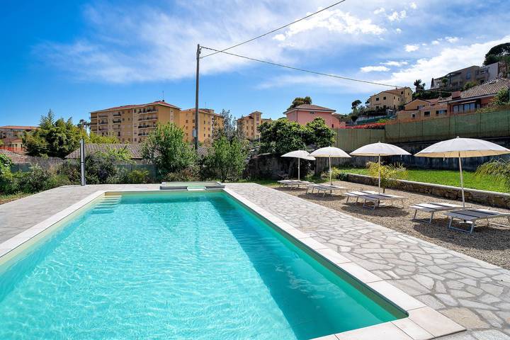 Lägenhet för 4 Personer, med Bubbelpool och Trädgård i Imperia