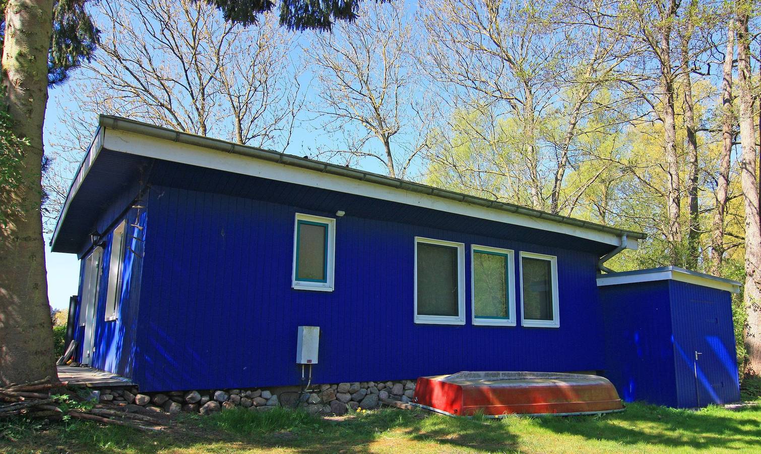 Ferienhaus 'Blauer Bungalow Am See' mit Seeblick, privater Terrasse und Wi-Fi in Klein Labenz, Warin