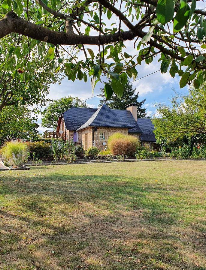 Location de vacances pour 2 personnes, avec Terrasse et Jacuzzi ainsi que Jardin et Sauna dans Lac du Causse