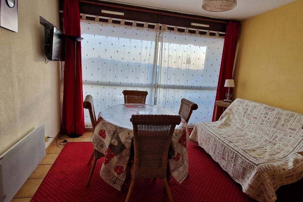 Entire apartment, Beautiful Studio (27 m2) Saint Lary Soulan, 200m from the Pistes, classified 2 * : 4 pers in Vignec, Pyrenees National Park