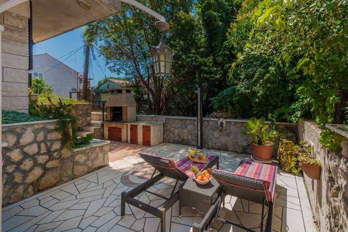 Ferienwohnung für 4 Personen, mit Balkon/Terrasse und Garten sowie Ausblick in Dubrovnik