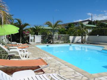 Gîte pour 4 personnes, avec terrasse ainsi que jardin et piscine aux Avirons