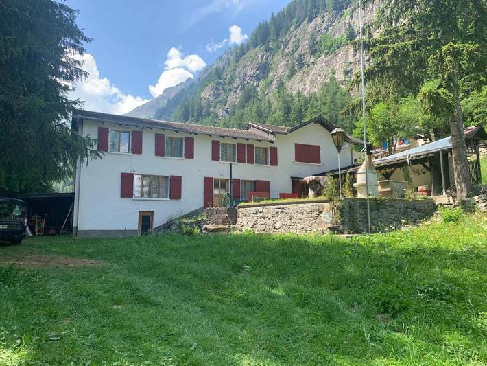 Gîte pour 6 personnes, avec terrasse ainsi que vue et jardin à Salvan