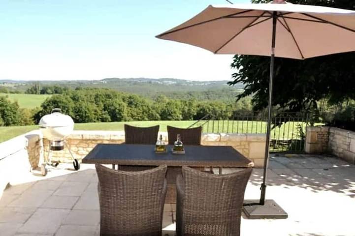 Location de vacances pour 2 personnes, avec piscine ainsi que terrasse et jardin à Sergeac