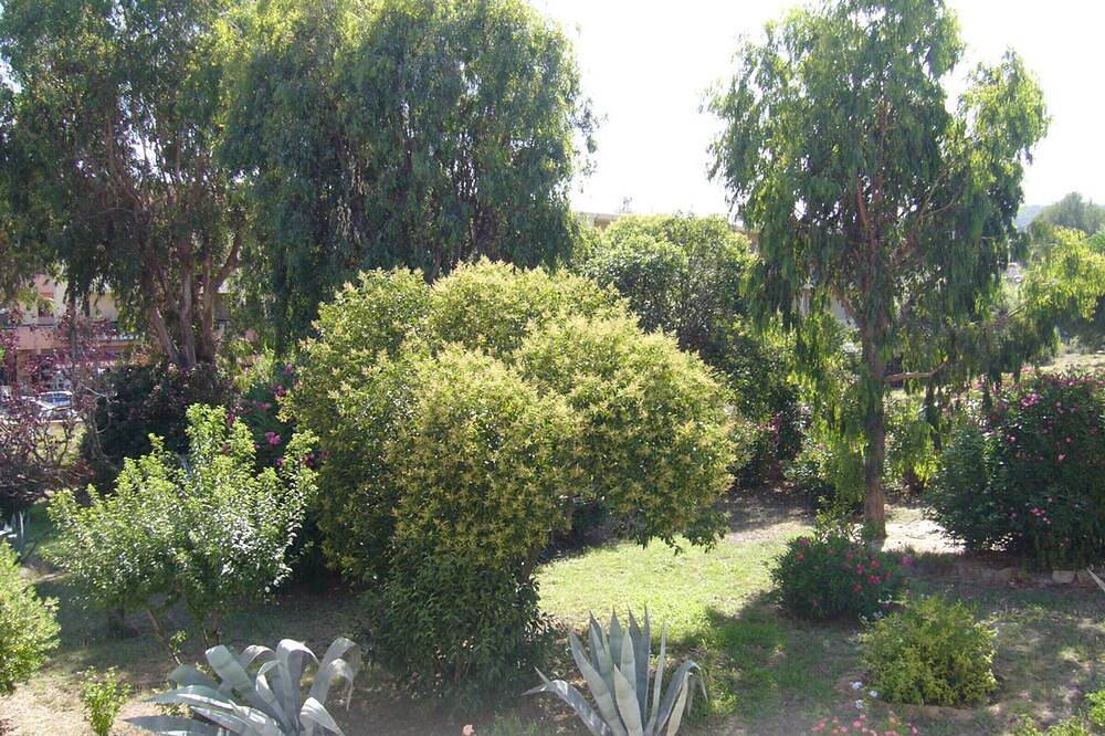 Entire apartment, Air-Conditioned 2-Bedroom Apartment with Parking in Favière, Close to Shops and Beach in Bormes-les-Mimosas, Parc national Port-Cros