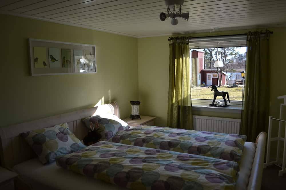 West bank location directly on the lake with sun terrace, sauna and boat in Ryd, Kronoberg