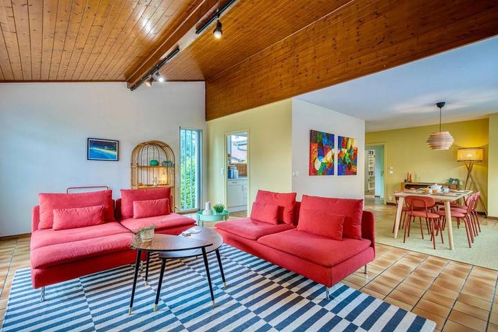 Location de vacances pour 8 personnes, avec Balcon ainsi que Terrasse et Jardin à Ferney-Voltaire