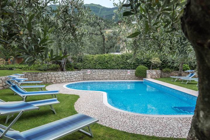 Appartamento intero, Monolocale 2 in "Residence la Pergola" con balcone, piscina e Wi-Fi; parcheggio disponibile in spiaggia Malcesine (Malcesine), Malcesine
