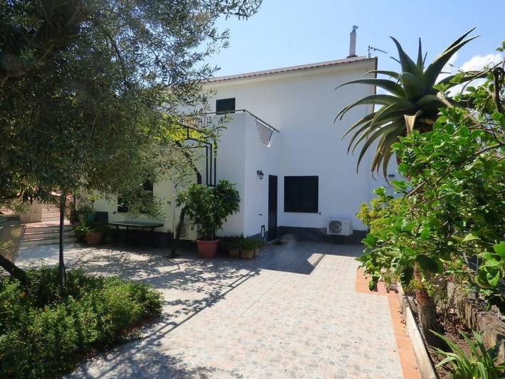 Agriturismo per 8 persone, con Balcone e Terrazza nonché Giardino in Provincia di Messina