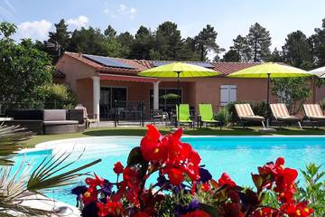 Location de vacances pour 6 personnes, avec jardin à Régusse