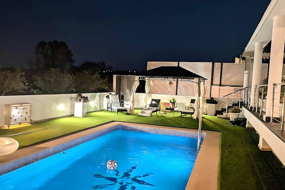 4-bedroom house in delightful Torrent with fully equipped games room, Ac, Wifi in Torrent, Provincia di Valencia