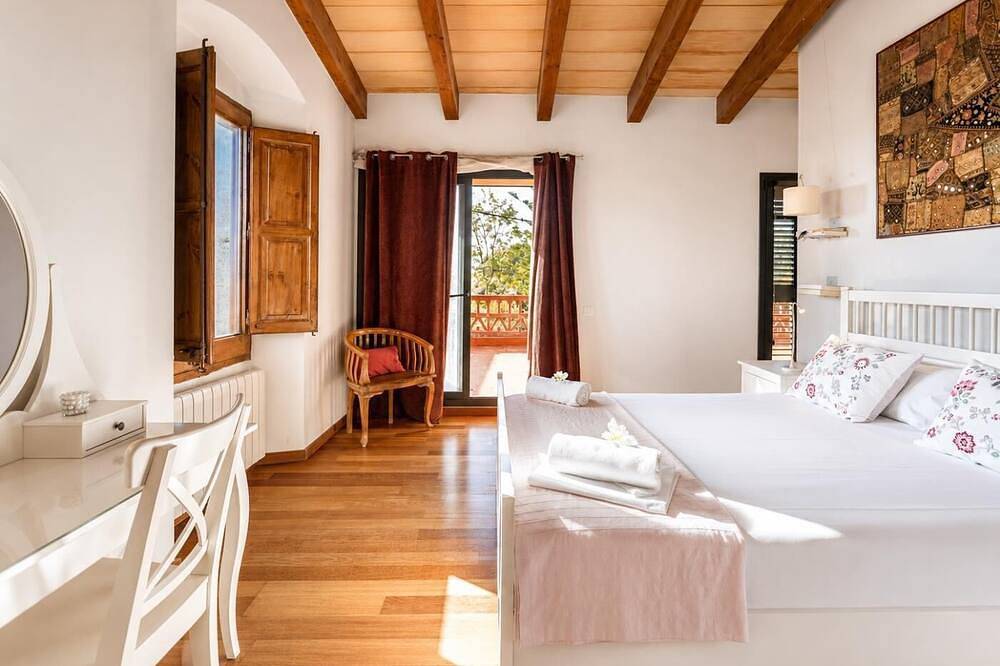 Mas Vives, exclusiva masía del siglo Xv in Urbanizacion Montcabrer, Cabrils