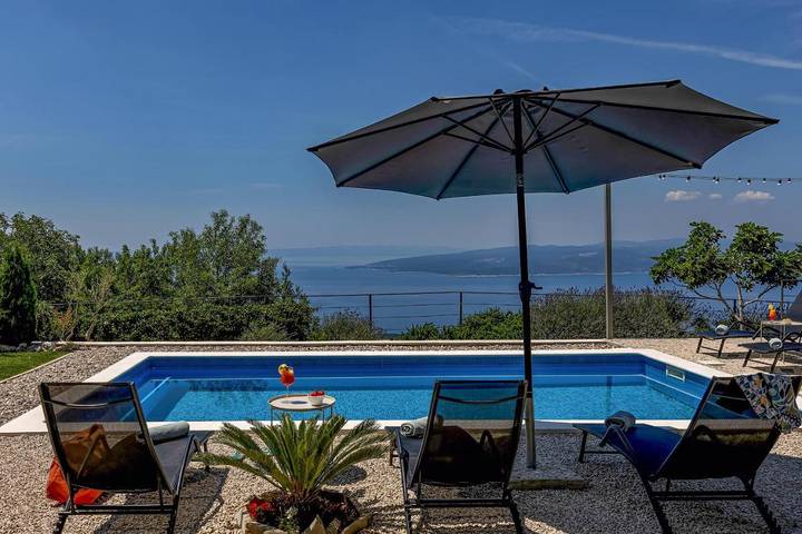 Villa pour 8 personnes, avec vue ainsi que jardin et piscine, animaux acceptés à Promajna