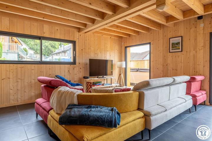 Gîte pour 7 personnes, avec jardin ainsi que jacuzzi et sauna, animaux acceptés à Chambon-sur-Lac - 4