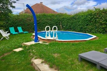 Gîte pour 3 personnes, avec terrasse et piscine ainsi que jacuzzi et jardin à Huriel