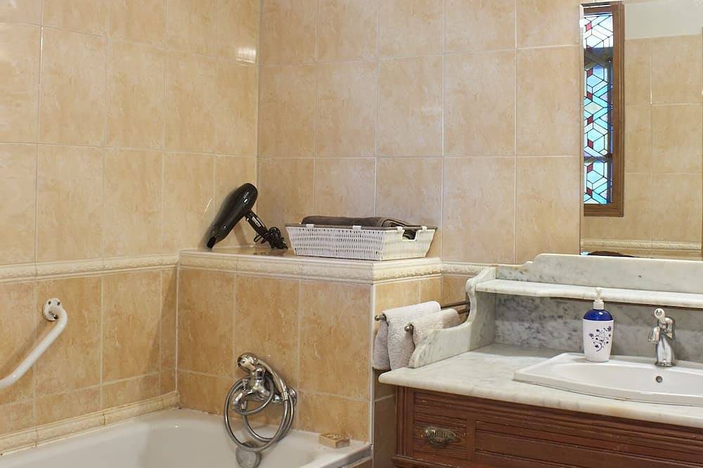 Longere style house 20 minutes from the sea. in Berric, Vannes region