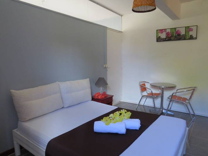 Gîte pour 2 personnes, avec terrasse ainsi que jardin et piscine à Saint-François - 3