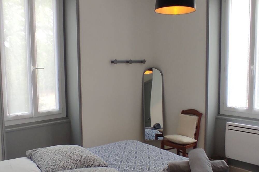 Charmante maison de ville dans un jardin clos ***, 3 chambres ,4 lits doubles. in Cognac, Charente