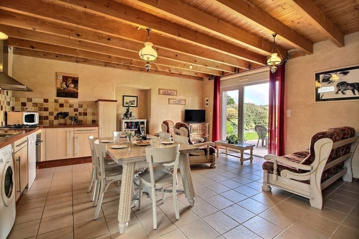 Gîte pour 6 personnes, avec terrasse et jardin à Langoat
