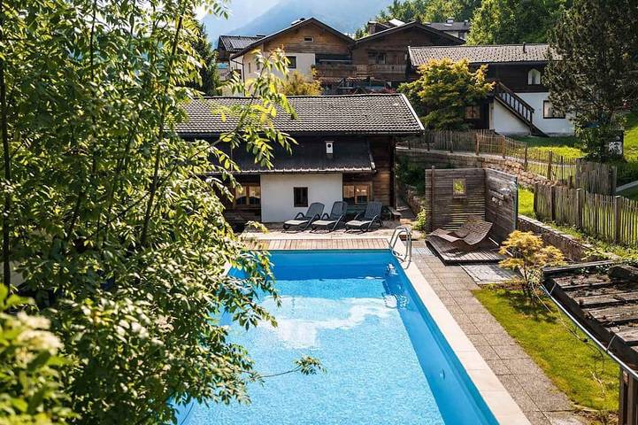 Ferienhaus für 6 Personen, mit Garten und Sauna sowie Pool und Balkon