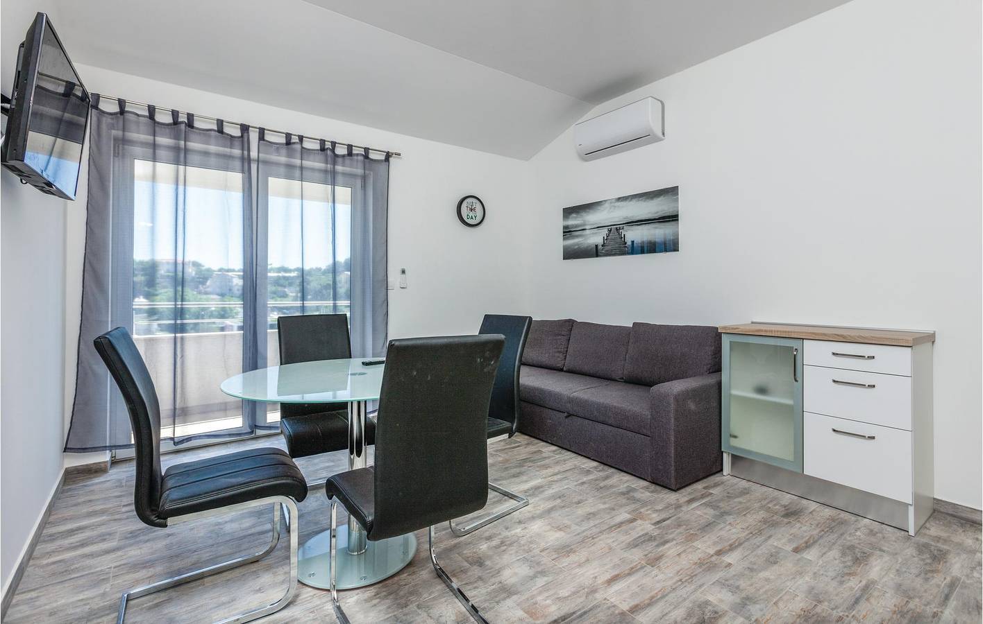 Appartement de vacances entier, Appartement confortable avec vue sur la mer, Wi-Fi, climatisation et terrasse, près de la plage in Split, Split-Dalmatie