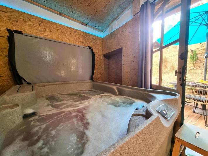Gîte pour 4 personnes, avec Terrasse et Jacuzzi à Charlieu