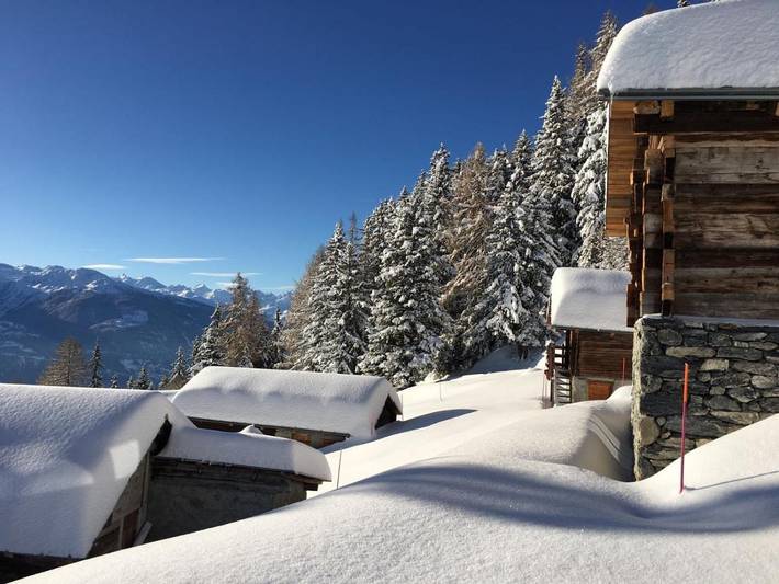 Hôtel pour 14 personnes, avec Terrasse ainsi que Jardin et Vue à Mollens