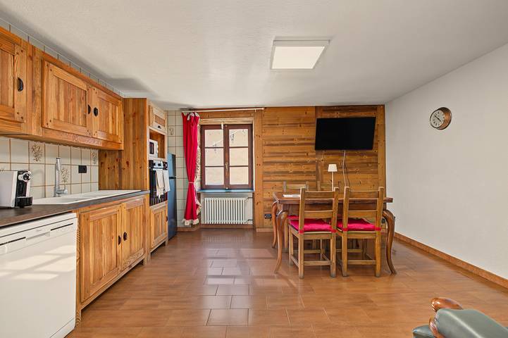Entire apartment, Apartment 'Maison Condemines' a stone's throw from Courmayeur and La Thuile in Morgex, Comune di Morgex