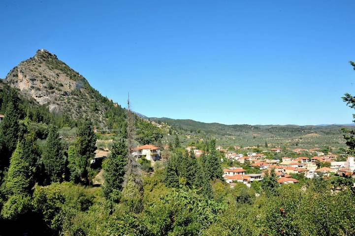 Vacation rental for 8 people, with yard and hot tub as well as balcony in Sparta Municipality