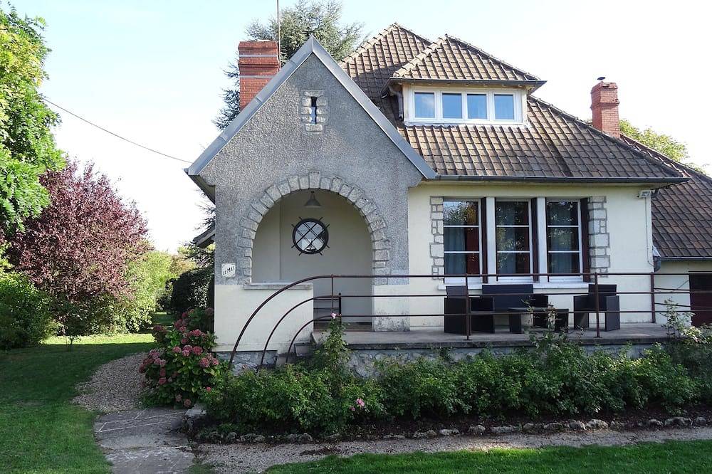 Le Mas Maison face à la Loire, dans un jardin clos, à Muides Sur Loire in Muides-sur-Loire, Sologne