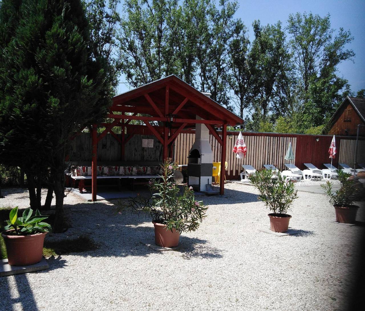 Ganze Ferienwohnung, Wohnung direkt am See mit Pool, Wlan, Garten in Balatonmariafürdö, Plattensee Südufer