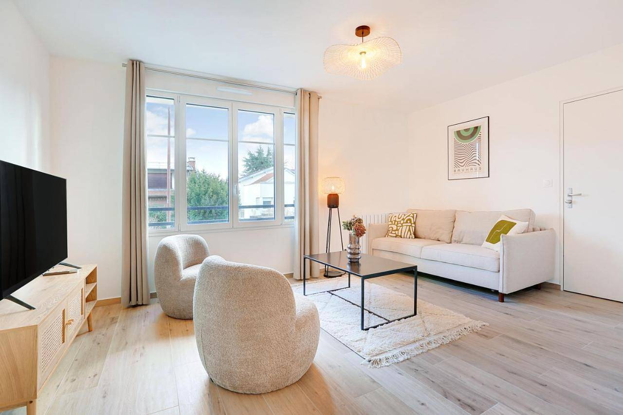 Appartement entier, One-Bedroom Apartment in Viroflay, Yvelines