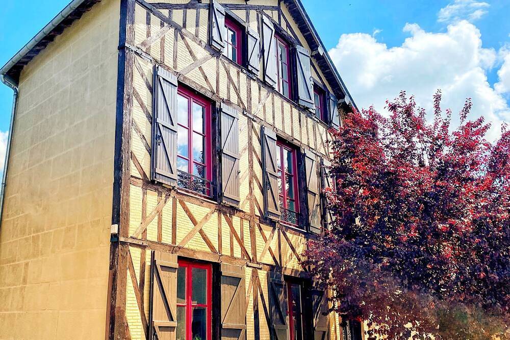Riverside House & Terrace in Village & Restaurants, Wood Burning Stove, Walking in Cormeilles, Région de Bernay