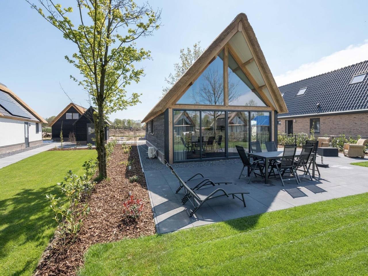 Moderner Bungalow in Baarle-Nassau mit Teichblick in Baarle-Nassau, Nordbrabant
